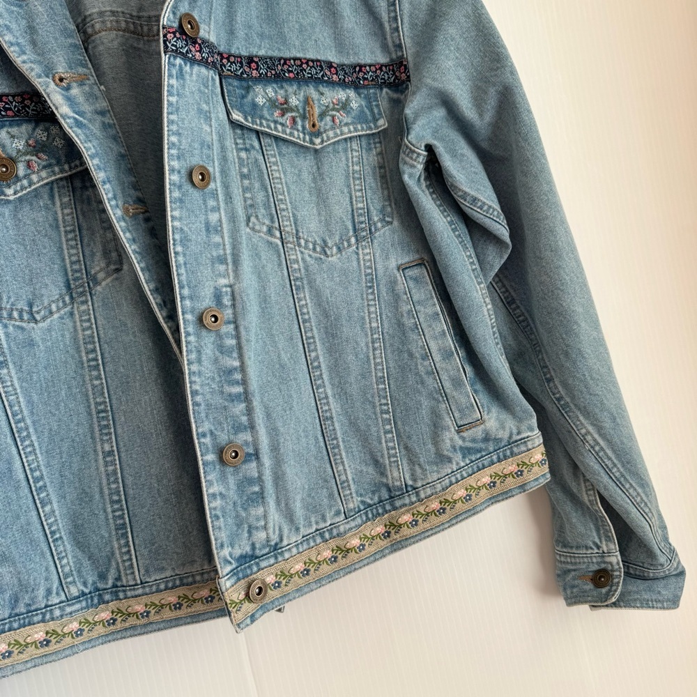 Vintage Liz Claiborne Light Blue Denim Jacket with Embroidered Trim - Picture 7 of 8